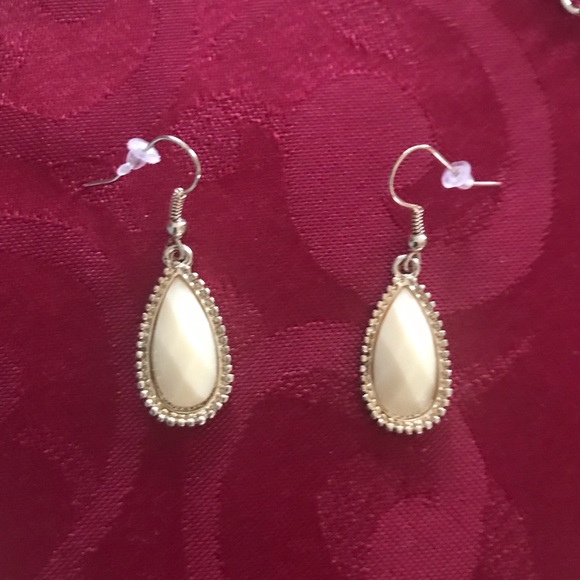 Cream & Gold Statement Necklace with Matching Earrings - Picture 3 of 3